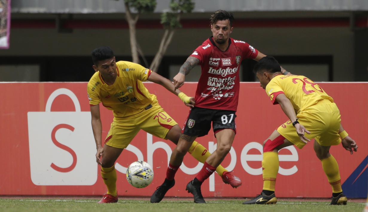 Striker Bali United, Stefano Lilipaly, berusaha melewati pemain Bhayangkara FC pada laga Shopee Liga 1 di Stadion Patriot Chandrabhaga, Bekasi, Jumat (13/9). Bhayangkara bermain imbang 0-0 atas Bali United. (Bola.com/Yoppy Renato)