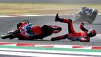Pembalap Pramac Racing, Francesco Bagnaia, terjatuh saat balapan MotoGP Emilia Romagna di Sirkuit Misano, Italia, Minggu (20/9/2020). Bagnaia yang sempat memimpin balapan gagal menjadi juara setelah terjatuh pada lap ke-21. (AP/Antonio Calanni)