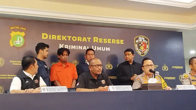 Polda Metro Jaya menggelar konferensi pers kasus pembunuhan disertai mutilasi terhadap wanita berinisial SH (40) yang jasadnya ditemukan di Penjaringan, Jakarta Utara. Polisi menghadirkan pelaku bernama Fauzan Fahmi (43) dalam konferensi pers.