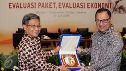 Gubernur Bank Indonesia, Agus Martowardojo (kanan) menerima cendera mata usai menjadi pembicara kunci pada seminar nasional di Kampus Trilogi, Jakarta, Rabu (27/7). Seminar membahas Evaluasi Paket, Evaluasi Ekonomi. (Liputan6.com/Helmi Fithriansyah)