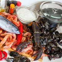 Beberapa jenis seafood segar seperti udang, ikan, lobster, dan kerang (Foto Dok: Freepik/bearfotos).