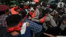 Massa gabungan dari berbagai elemen buruh dan organisasi mahasiswa terlibat aksi dorong dengan apparat kepolisian pada peringatan May Day di area Patung Kuda, Jakarta, Sabtu (1/5/2021). Polisi mengamankan sejumlah massa yang diduga mahasiswa dalam aksi unjuk rasa tersebut. (merdeka.com/Imam Buhori)