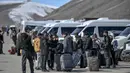 Pergerakan warga ini terjadi di tengah meningkatnya serangan gabungan Amerika Serikat dan Israel terhadap Iran. Tampak dalam foto, warga negara Iran menunggu bus di Turki setelah melewati perbatasan Kapikoy/Razi di Provinsi Van, Turki timur laut, pada Selasa 3 Maret 2026, sehari setelah kedua negara tersebut secara bersama-sama menangguhkan penyeberangan harian di perbatasan mereka karena serangan Israel-Amerika Serikat yang terus menghantam wilayah Republik Islam tersebut. (Ali IHSAN OZTURK/AFP)
