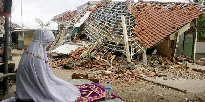 Bangunan Luluh Lantak, Korban Gempa Lombok Salat di Luar Ruangan