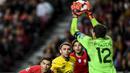 Kiper Ukraina, Andriy Pyatov, mengamankan sundulan gelandang Portugal, Cristiano Ronaldo, pada laga Kualifikasi Piala Eropa 2020 di Stadion Luz, Lisbon, Jumat (22/3). Kedua negara bermain imbang 0-0. (AFP/Patricia De Melo Moreira)