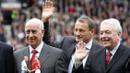 <p>Roger Hunt (tengah) telah membela Liverpool selama 11 tahun sejak 1958. Dalam duel antara Liverpool melawan Aston Villa, ia tercatat telah melesatkan 9 gol dari 8 pertemuan di Liga Inggris dan Piala FA. (AFP/Andrew Yates)</p>
