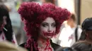 Seorang warga memakai kostum dan dandanan menyerupai zombie saat acara Zombie Walk di kota Strasbourg, Prancis, 15 September 2018. Acara ini dalam rangka Festival Film Fantasi Eropa ke-11 yang berlangsung dari 14 - 23 September. (FREDERICK FLORIN/AFP)