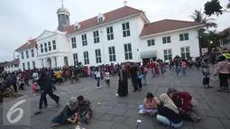 Pengunjung memadati kawasan wisata Kota Tua, Jakarta, Senin (12/12). Karena gratis dan mudah diakses Kota Tua masih menjadi salah satu destinasi wisata bagi warga Jakarta dan sekitarnya untuk menghabiskan waktu liburan. (Liputan6.com/Immanuel Antonius)