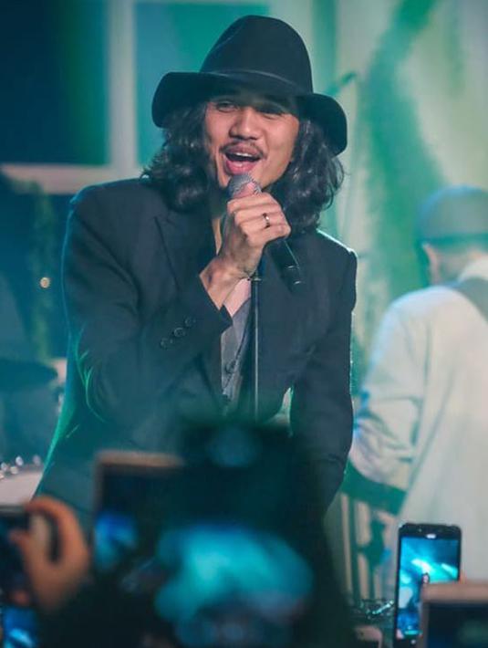 Foto Gaya Duta Sheila On 7 Saat Pakai Topi Modis Dan Kece Abis Showbiz Liputan6 Com