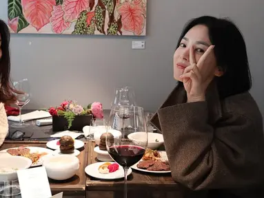 Momen kebersamaan mereka diabadikan dalam foto-foto yang menunjukkan keakraban seperti kakak-adik. Para penggemar merasa terkesan melihat kedekatan mereka, apalagi Suzy secara khusus memberikan ucapan selamat dengan cara unik melalui tulisan di piring makan. Momen ini semakin memperlihatkan hubungan manis di antara keduanya. (Liputan6.com/IG/@kyo1122)