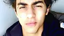 Walaupun rambutnya berantakan, Putra Shah Rukh Khan ini tetap memancarkan aura tampannya. (Liputan6.com/IG/@___aryan___)