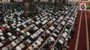 Ribuan jemaah melaksanakan sholat tasbih selama ibadah malam atau qiyamul lail di Masjid Istiqlal, Jakarta, Minggu (16/4/2023) dini hari WIB. (merdeka.com/Nanda F. Ibrahim)