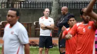 Pelatih Persija Jakarta, Paulo Camargo tengah berdiskusi dengan asisten pelatih Denimar Caros pada sesi latihan pagi di Bandung, Sabtu (16/7/2016). (Bola.com/Nicklas Hanoatubun)