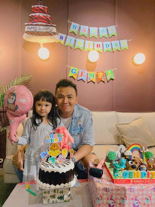 6 Momen Kedekatan Gisella Anastasia dengan Keluarga Wijin, Kompak