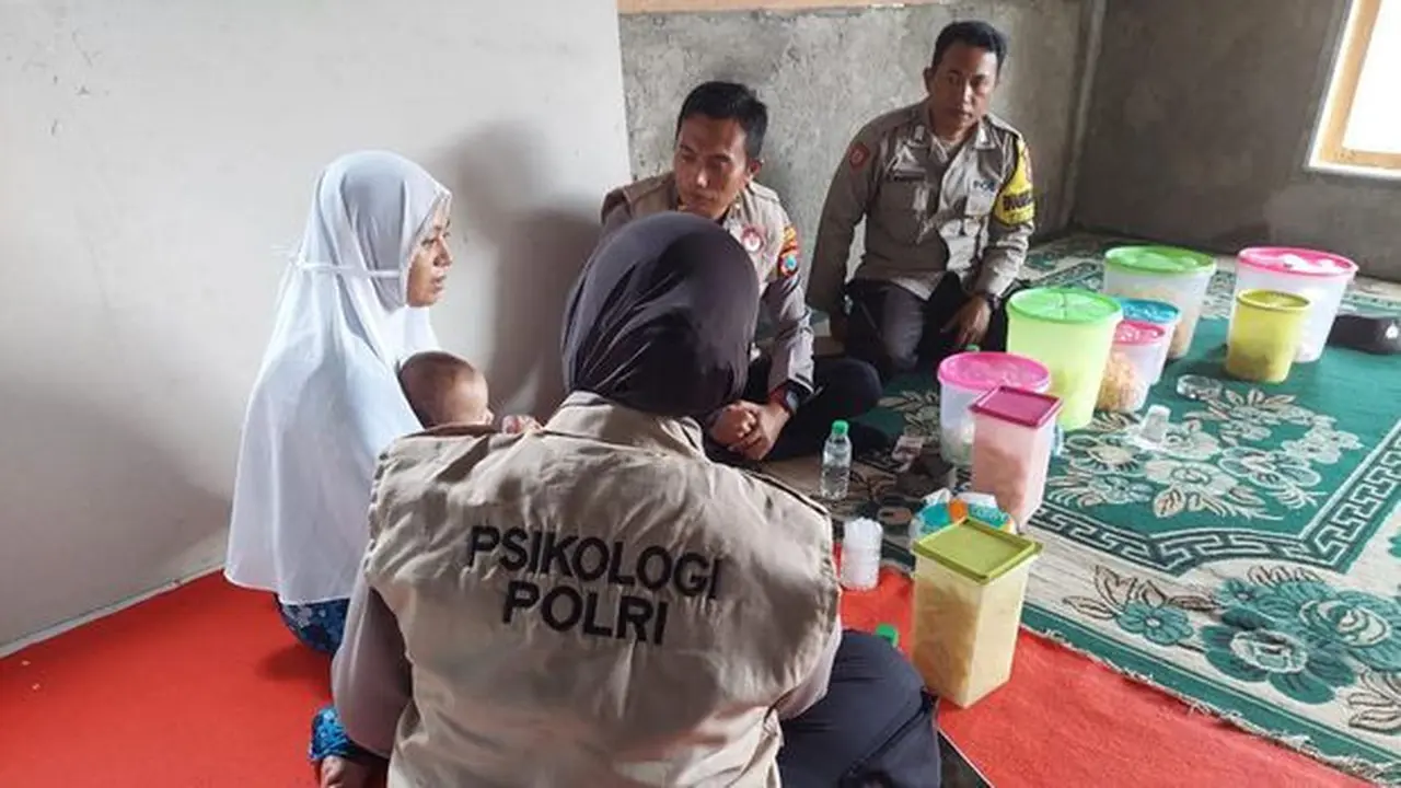 Tim Psilolog dari Polresta Banyuwangi memberikan bantuan trauma Healing terhadap keluarga Bintang Balqis Maulana, santri korban penganiayaan hingga tewas di salah satu pondok pesantren di Kediri (Istimewa)