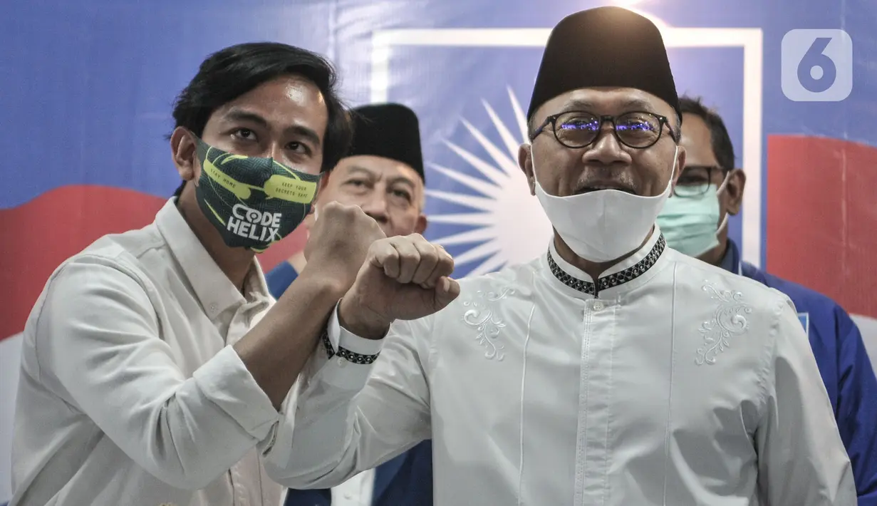 Ketua Umum PAN Zulkifli Hasan dan bakal calon Wali Kota Solo Gibran Rakabuming Raka melakukan salam komando saat menggelar pertemuan di Jakarta, Rabu (12/8/2020). PAN telah resmi memberikan dukungannya kepada Gibran Rakabuming dan Teguh Prakosa pada Pilkada Solo 2020. (merdeka.com/Iqbal Nugroho)