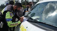 Satu unit mobil ambulans ditilang polisi di Jalan Raya Puncak, Bogor, Jawa Barat, Sabtu (7/5/22) (Liputan6.com/Achmad Sudarno)