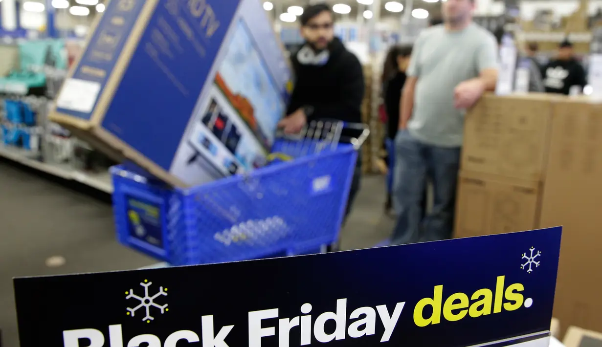Seorang pria membeli televisi selama perayaan Black Friday di toko Best Buy di Overland Park, Kansas, AS (22/11). Di hari Black Friday, banyak diskon yang ditawarkan berbagai toko, baik online maupun offline. (AP Photo/Charlie Riedel)