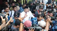 Cagub DKI Jakarta, Anies Baswedan bersama istri dan anaknya berjalan meninggalkan lokasi pemilihan usai menggunakan hak pilihnya di TPS 28 Cilandak, Jakarta Selatan, Rabu (19/4). (Liputan6.com/Yoppy Renato)