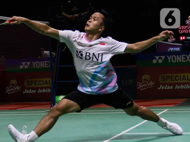 Pebulu tangkis tunggal putra Indonesia, Anthony Sinisuka Ginting saat melawan Kenta Nishimoto (Jepang) pada babak 32 besar Indonesia Open 2024 di Istora Gelora Bung Karno, Senayan, Jakarta, Selasa (4/6/2024). (Liputan6.com/Herman Zakharia)