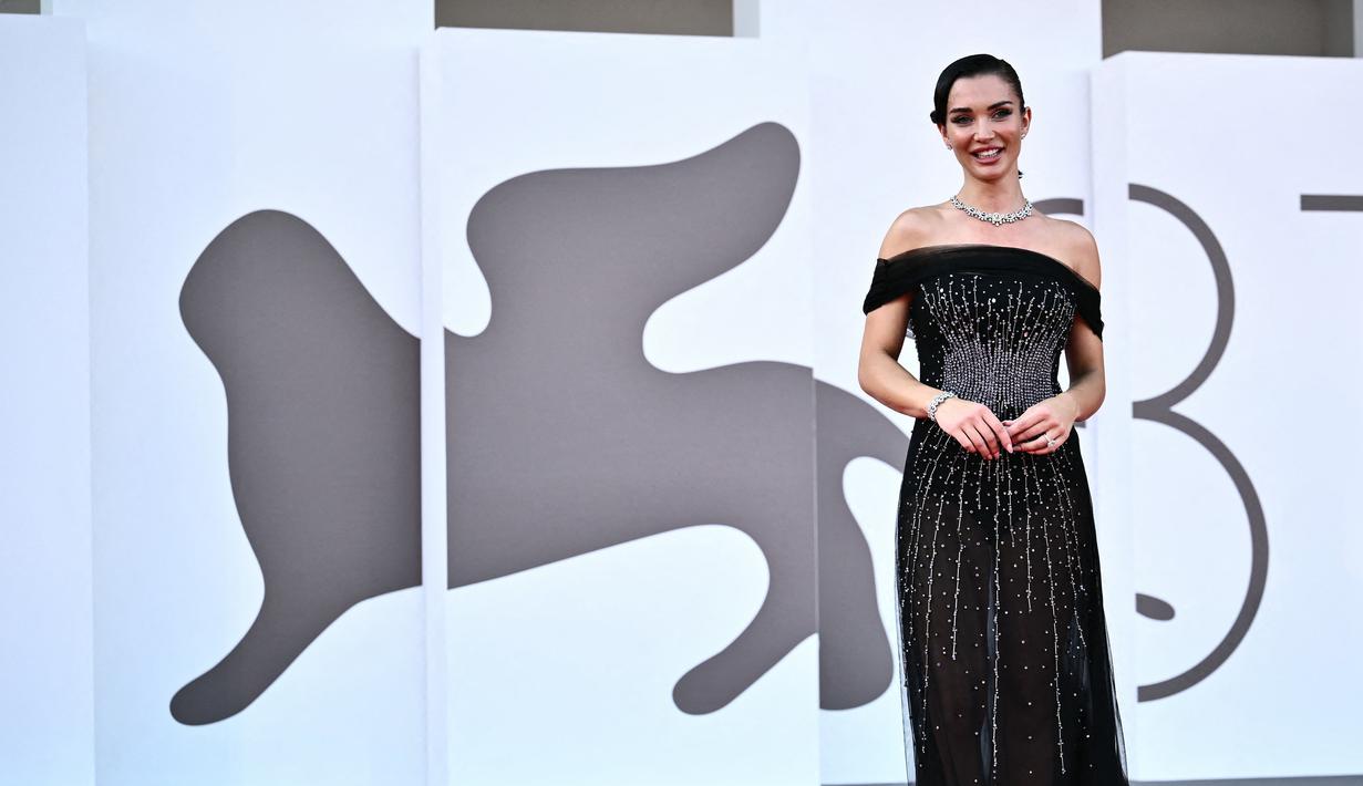 <p>Amy Jackson tampil memukau bergaun bustier tulle off shoulder yang disulam dengan kristal-kristal yang menurun dan menyerupai langit gelap yang dipenuhi dengan bintang-bintang yang berkilauan. (Marco BERTORELLO / AFP)</p>