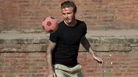 David Beckham mengoper bola ketika melakukan pertandingan amal untuk mengumpulkan dana bagi UNICEF di kota tua Bhaktapur, Nepal, Jumat (6/11). (REUTERS / Navesh Chitrakar)