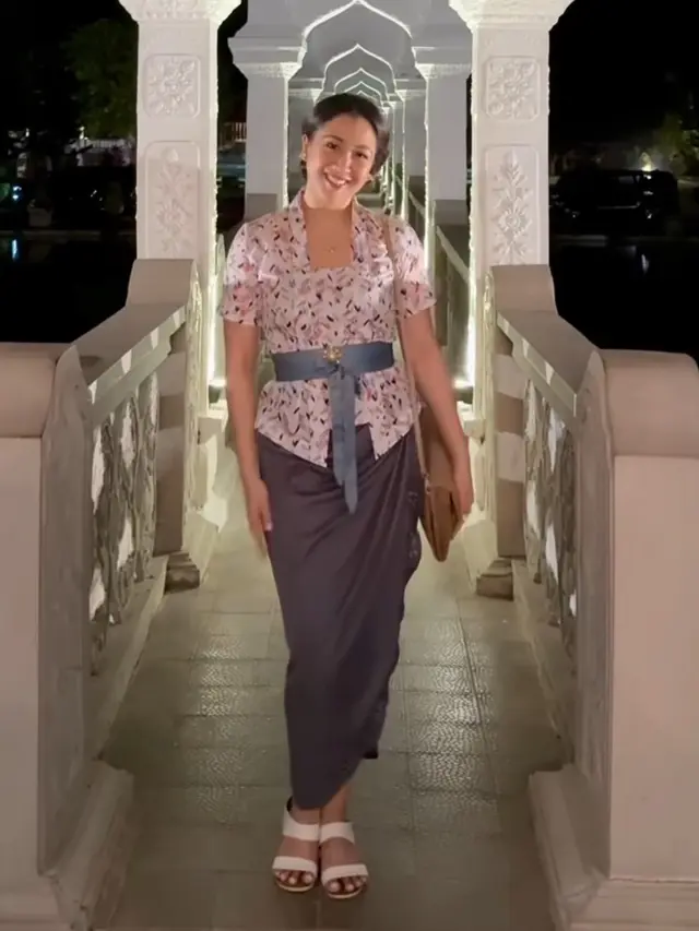 Sherina Dibalut Kebaya saat berada di Bali. [@sherinamunaf]