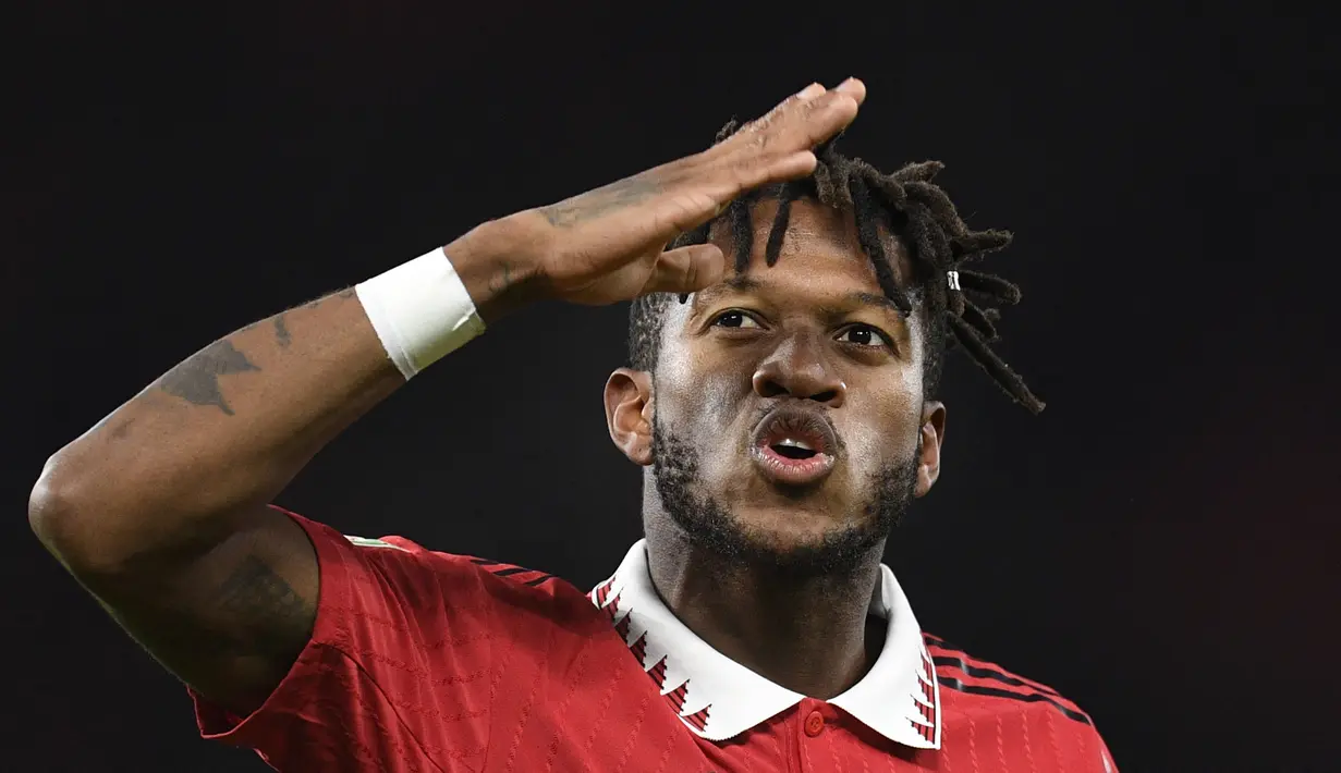 Fred. Gelandang tengah Brasil berusia 29 tahun yang telah membela Manchester United sejak awal musim 2018/2019 setelah didatangkan dari Shakhtar Donetsk ini memang telah kehilangan posisinya sejak kedatangan Christian Eriksen dan Casemiro pada awal musim 2022/2023. Namun tenaganya masih dibutuhkan Erik ten Hag sebagai pelapis jika keduanya mengalami cedera. Apalagi Fred kini juga tengah diincar PSG, sehingga dengan memberinya perpanjangan kontrak akan menjadi langkah tepat jika tak mau kehilangan Fred secara gratis. (AFP/Oli Scarff)