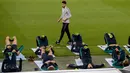 Pemain Tottenham Hotspur melakukan pemanasan selama latihan di stadion Camp Nou, Barcelona (10/12). Saat ini Tottenham berada di posisi kedua grup B dengan poin tujuh sama seperti Inter Milan yang ada di posisi ketiga. (AFP Photo/Josep Lago)