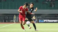 Pemain Timnas Indonesia U-17,&nbsp;Rizdjar Nurviat Subagja (kiri),&nbsp;berebut bola dengan pemain Timnas Korea Selatan U-17, Kim Hyunmin, dalam pertandingan uji coba yang berlangsung di Stadion Patriot Candrabhaga, Bekasi, Rabu (30/8/2023). (Bola.com/Abdul Aziz)