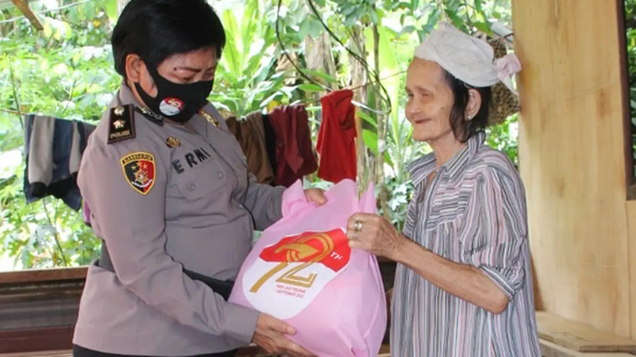 Kegiatan bakti sosial Polwan Polda Sulut ini diawali dengan penyerahan paket sembako secara simbolis oleh Wakapolda Sulut Brigjen Pol Yadi Suryadinata.