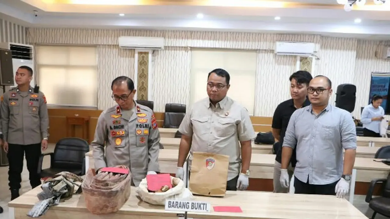 Wakapolda Sulut Brigjen Pol Bahagia Dachi saat menggelar konferensi pers di aula Tribrata Polda Sulut pada, Selasa (11/3/2025).