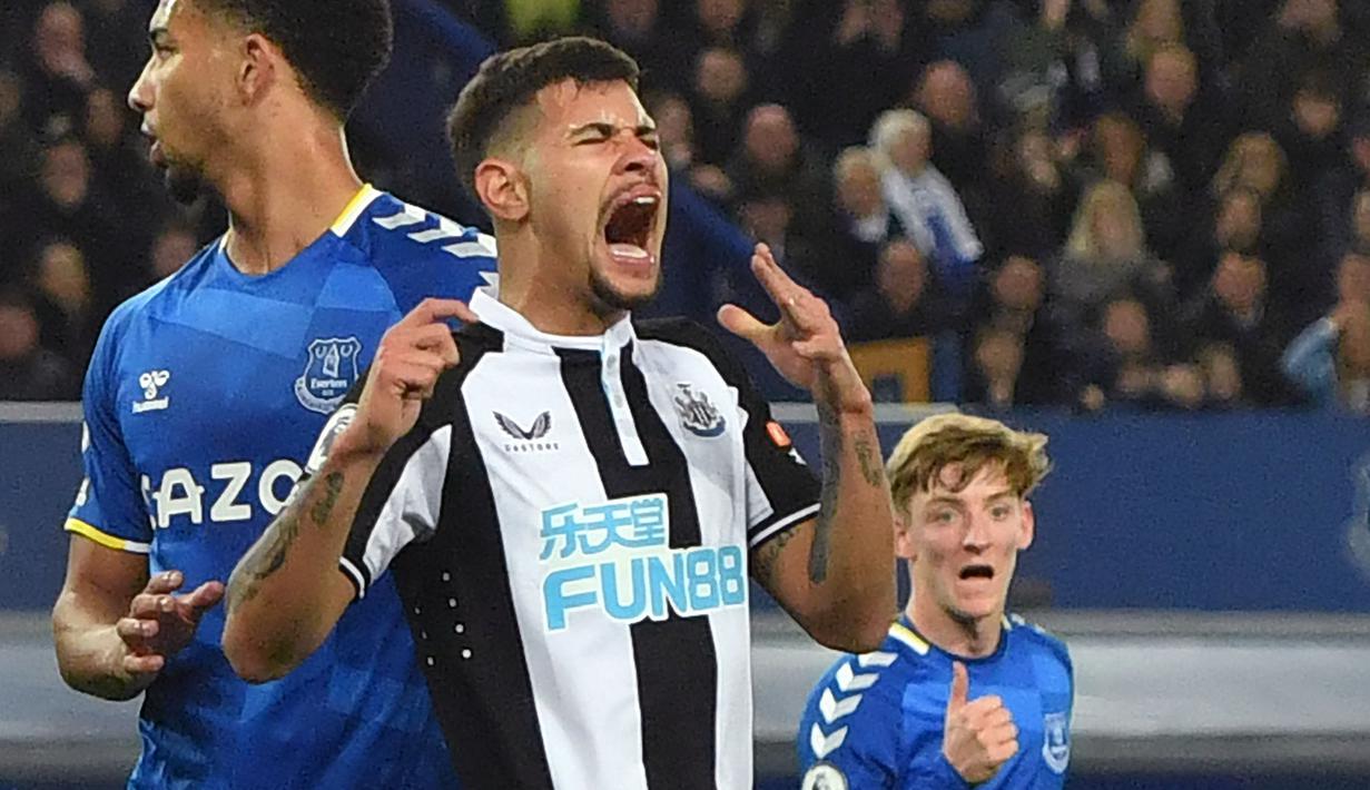 Newcastle hampir saja mencetak gol pada menit ke-70. Sayangnya, tendangan yang dilesatkan oleh Bruno Guimaraes masih dapat ditepis oleh kiper Everton, Begovic. (AFP/Anthony Devlin)