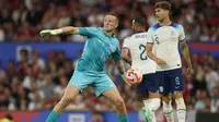 Kiper Timnas Inggris, Jordan Pickford bersiap melempar bola saat menghadapi Makedonia Utara pada laga Grup C kualifikasi Euro 2024 antara Timnas Inggris menghadapi Makedonia Utara di Old Trafford, Manchester (19/6/2023). (AP Photo/Dave Thompson)