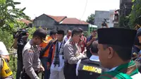 Kapolda Sumut Irjen Pol Rycko Amelza mendatangi rumah seorang pelaku penyerangan di Mapolda Sumut yang berada di Kelurahan Binjai, Kecamatan Medan Denai, Kota Medan, Minggu (25/6/2017). (Liputan6.com/Reza Efendi)