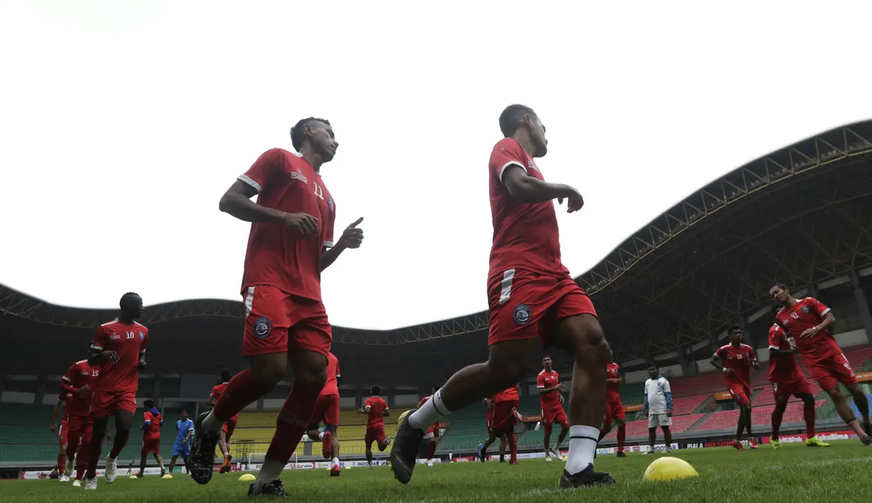 Para pemain Arema FC berlari santai saat latihan di Stadion Patriot, Bekasi, Jumat (29/3). Latihan ini persiapan jelang perempat final Piala Presiden 2019 melawan Bhayangkara FC. (Bola.com/Vitalis Yogi Trisna)
