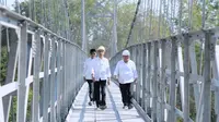 Jokowi meninjau pembangunan Jembatan Gantung Mangunsuko, Magelang, Jawa Tengah, Senin (18/9/2017). (Dok. Biro Pers Istana)