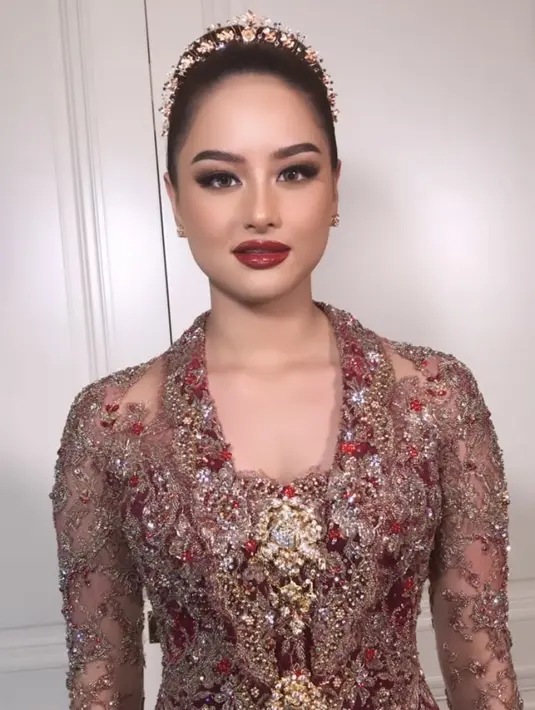 Lipstik merah pun serasi dengan kebaya merah berpayet dari Vera Kebaya saat penampilan keduanya