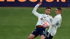 Gelandang Spanyol Ferran Torres (kiri) dan penyerang Spanyol Rodrigo mengambil bagian dalam sesi latihan di La Coruna, Senin (28/3/2022).  Spanyol akan beruji coba melawan Islandia pada pertandingan International Friendly di Stadion Riazor, Rabu 30 Maret 2022 dini hari WIB. (JAVIER SORIANO/AFP)