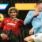 Gelandang Manchester United, Marouane Fellaini, berebut bola dengan bek Manchester City, Aymeric Laporte, pada laga Premier League di Stadion Etihad, Manchester, Minggu (11/11). City menang 3-1 atas MU. (AFP/Oli Scarff)