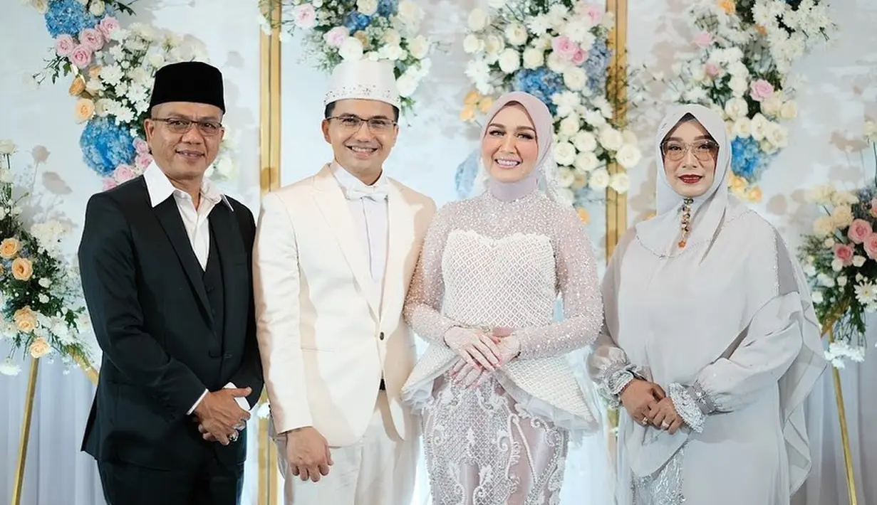 Dine juga menceritakan malam sebelum akad nikah. Ia mengalami alergi hingga membuat muka dan mata kedua bengkak. "Malam sebelum akad , alergi kumat , muka, mata bengkak tertutup dua2nya , sibuk minum obat dari tengah mlm, konsul dan import obat dari RS AMC," lanjut perempuan dua orang anak ini. [Instagram/dine.pearl]