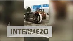 Sebuah mobil yang parkir sembarangan akan diseruduk kendaraan alat berat berupa escavator sampai terguling.