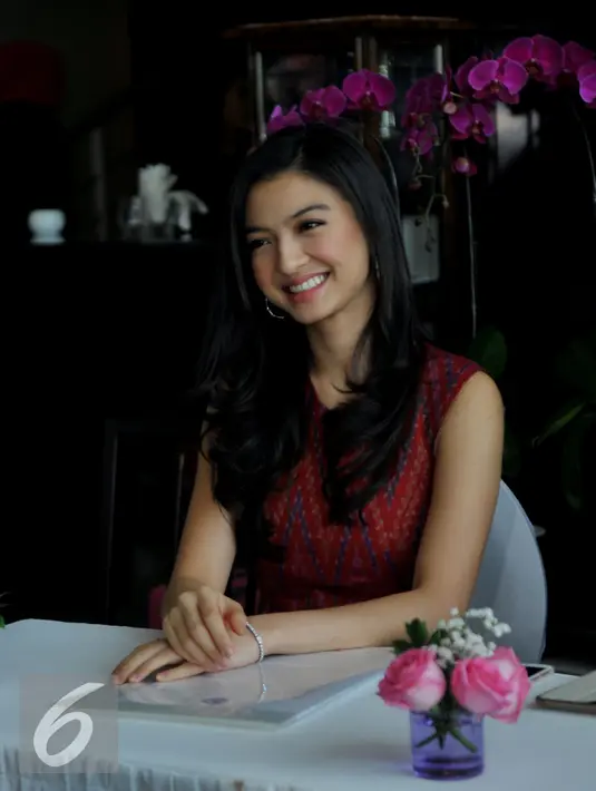 Raline Shah saat menghadiri konferensi pers Konser Voice of Children, Jakarta, Rabu (7/10/2015). Konser ini untuk memberi dukungan kepada anak-anak Indonesia yang membutuhkan bantuan. (Liputan6.com/Faisal R Syam)