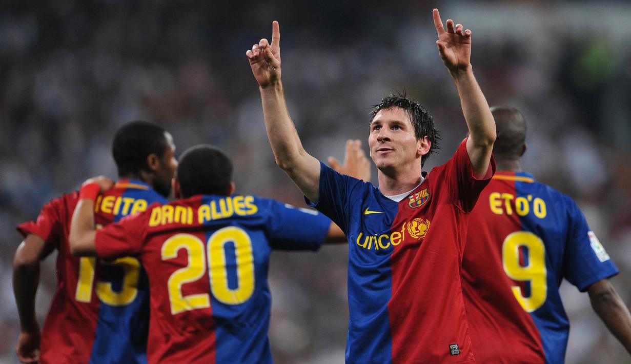 Bintang Barcelona, Lionel Messi, bersama rekan-rekannya merayakan gol ke gawang Real Madrid pada babak semifinal Liga Champions di Stadion Santiago Bernabeu, Madrid, Rabu (27/4/2011). (AFP/Lluis Gene)