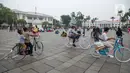 Tampak pengunjung berswafoto di depan museum dan beberapa lagi ada yang menyewa sepeda ontel untuk berkeliling di Kota Tua. (Liputan6.com/Faizal Fanani)