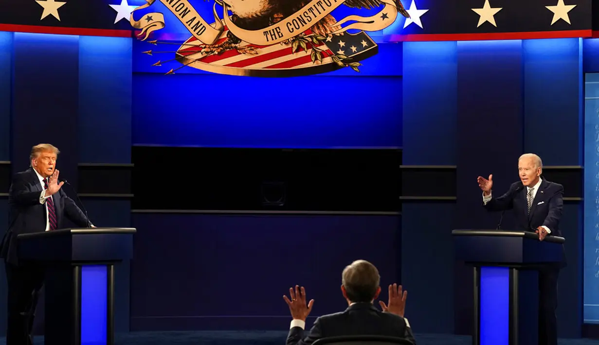 DEBAT PERDANA CALON PRESIDEN AMERIKA SERIKAT: Presiden Donald Trump (kiri) dan calon presiden dari Partai Demokrat, mantan Wakil Presiden Joe Biden saat debat presiden pertama di Case Western University and Cleveland Clinic, Cleveland, Ohio, Selasa (29/9/2020). (AP Photo/Patrick Semansky)