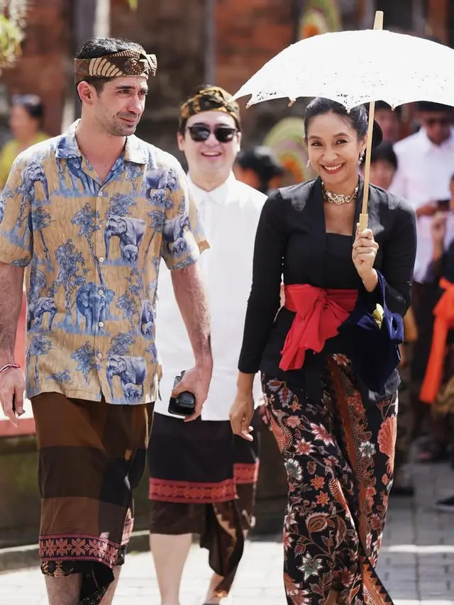 Happy Salma dan Lulu Tobing  saat Upacara Ngaben di Bali. [@aryaibrahims]