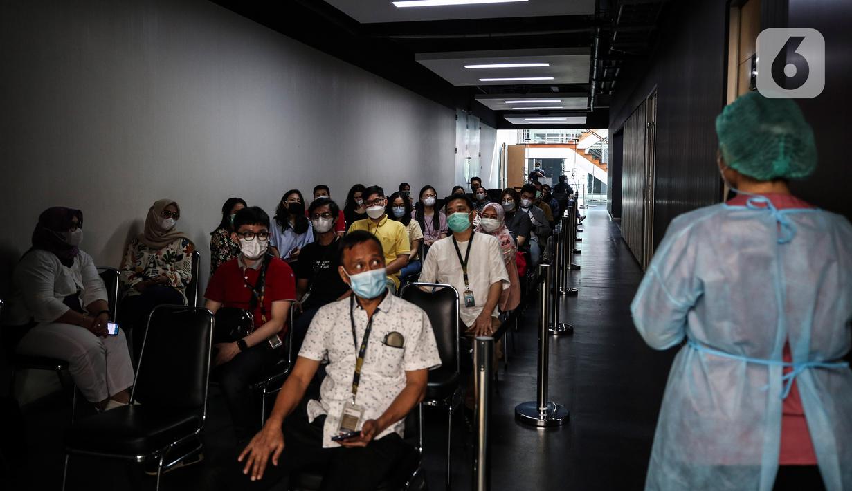 Karyawan Emtek Grup usai mengikuti vaksinasi COVID-19 di Hall SCTV Tower, Senayan City, Jakarta, Jumat (4/6/2021). Emtek Grup berharap kegiatan vaksinasi ini dapat mendukung pemerintah dalam menciptakan kekebalan komunal (herd immunity). (Liputan6.com/Johan Tallo)