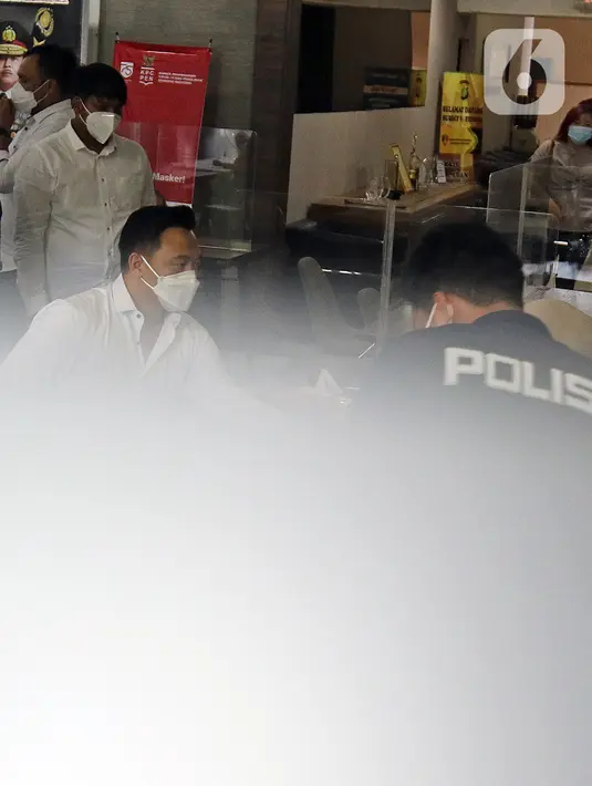 Michael Yukinobu Defretes atau Nobu saat melakukan rapid test di Ditreskrimsus Polda Metro Jaya, Jakarta, Senin (4/1/2021). Nobu menjalani pemeriksaan sebagai tersangka dalam kasus video syur bersama Gisella Anastasia atau Gisel. (Liputan6.com/Herman Zakharia)