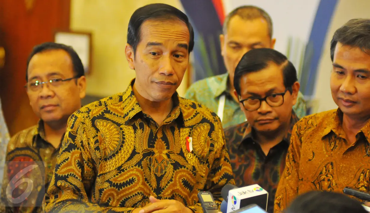 Presiden Joko Widodo memberi keterangan kepada awak media saat pembukaan Kompas 100 CEO Forum di Jakarta, Kamis (24/11). Forum tersebut menjadi ajang dialog para pemimpin perusahaan setingkat Chief Executive Officer (CEO)‎. (Liputan.com/Angga Yuniar)
